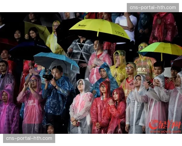 现场:弗罗西诺内主场突降大雨,比赛一度中断15分钟进行场地排水 现场:弗罗西诺内主场突降大雨,比赛一度中断15分钟进行场地排水
