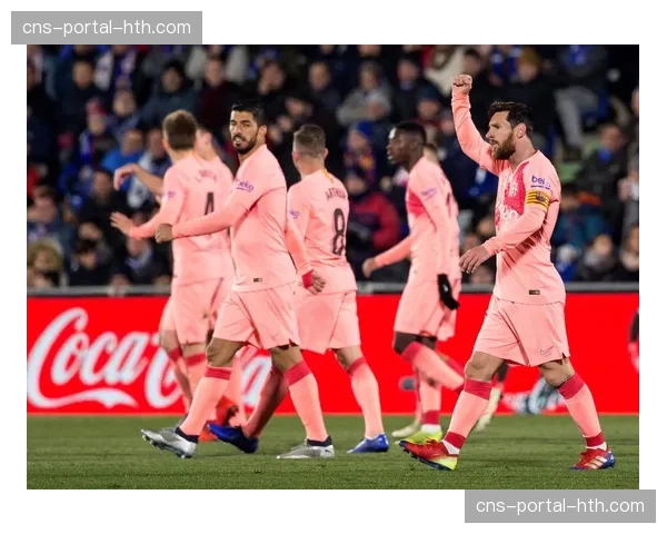 巴萨对阵赫塔菲比赛中，看台球迷展示巨型TIFO致敬伊涅斯塔